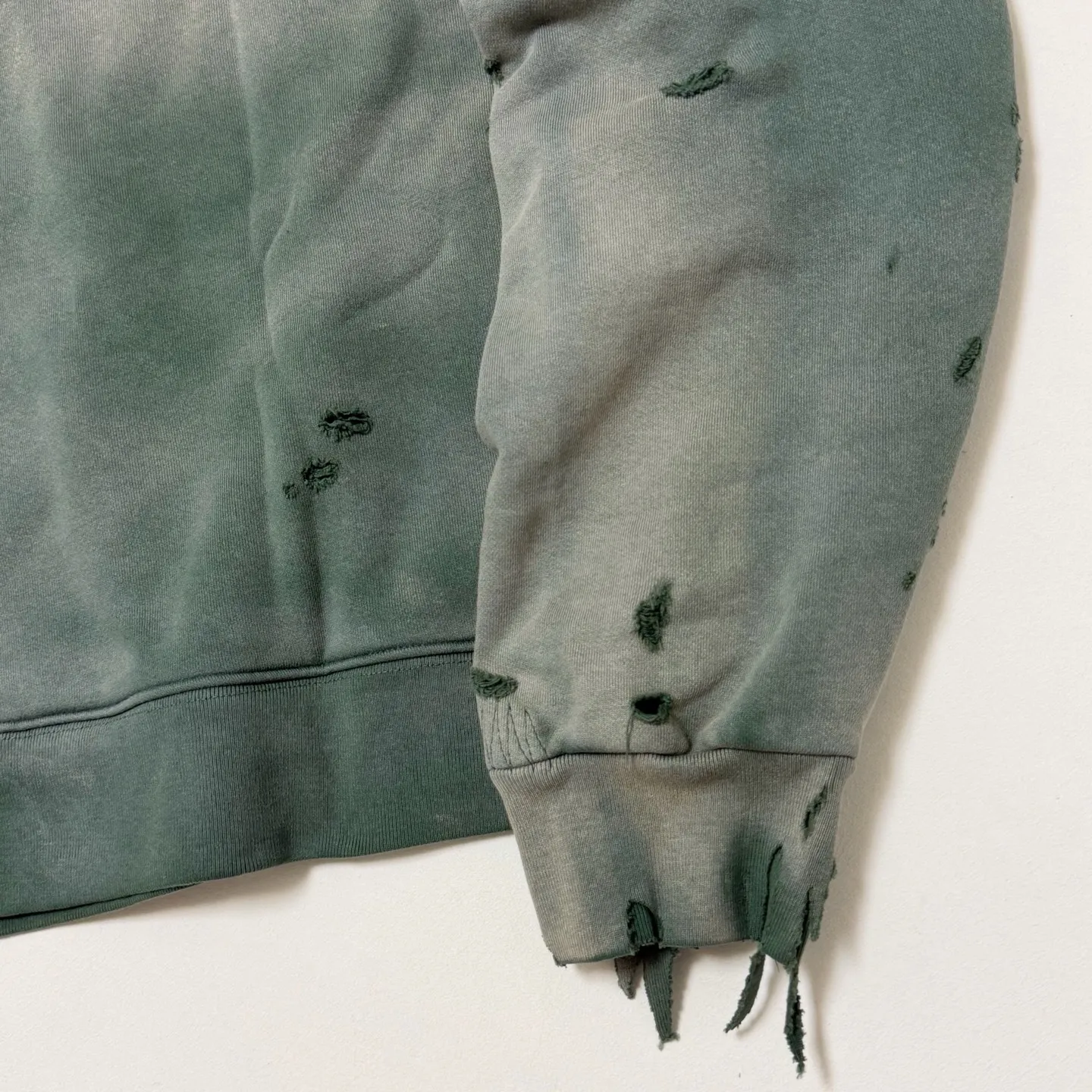 More details SAINT Mxxxxxx DBL FACE ZIP UP HOODIE/GREEN Double-layer damaged waffle zipper jacket, washed green S-XL, a style that has been used in the summer. After continuous fine polishing, it is finally shipped. The finished product is simply a work of art. Super heavy washing and distressing. Multiple horse water fading. Many hand-made wormhole damage processing. Deconstruction and reorganization embroidery technology. Customized zipper with LOGO. The color details of the zipper webbing are also correct. Original grade fruit main label and wash water label. Top purchasing grade. A layer of waffle fabric is added to the inner lining to make the overall texture stronger and increase the comfort and warmth of the wearer.